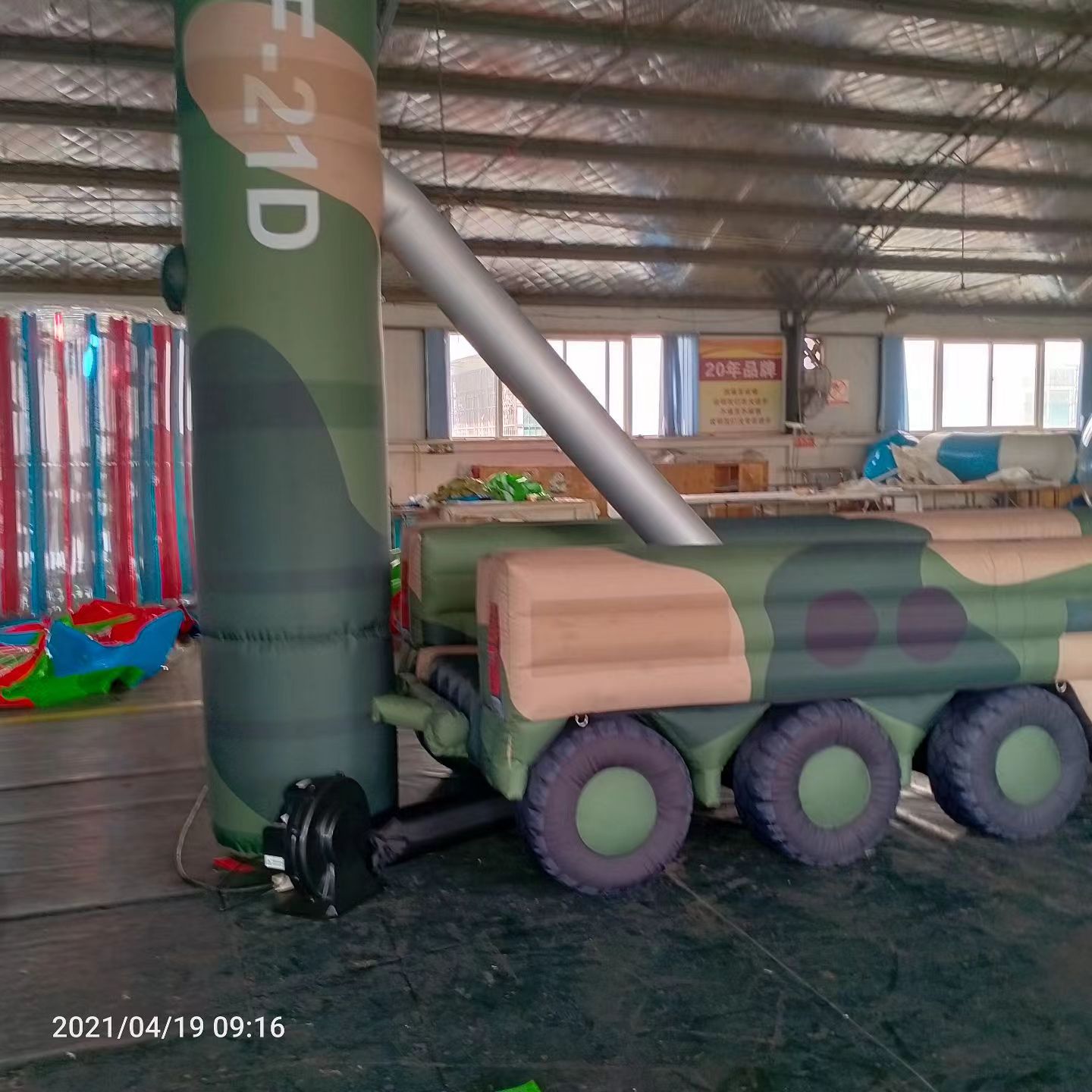 台安军事演习中的充气目标车辆：模拟发射车雷达车坦克飞机